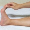 足がつる原因と治し方｜睡眠中に足がつる中高年の人