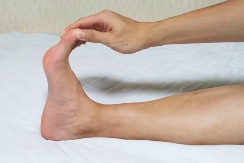 足がつる原因と治し方 睡眠中に足がつる中高年の人
